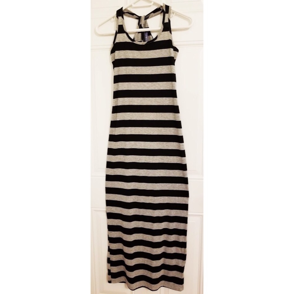 👗XS grey and black maxi dress with slit in back